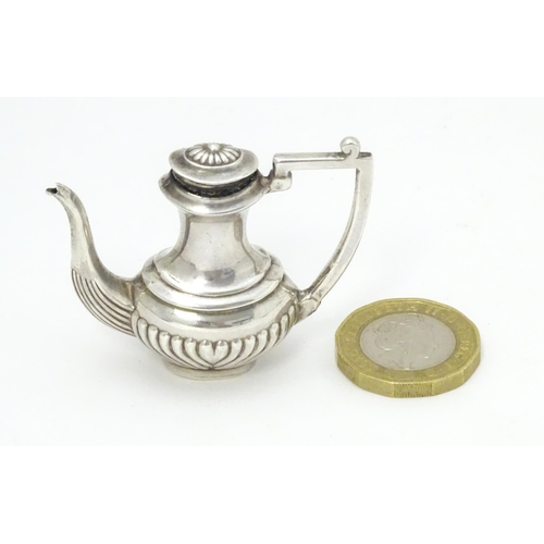 446 - A silver miniature coffee pot hallmarked Birmingham 1988, maker Peter John Doherty. Approx. 1 1/2