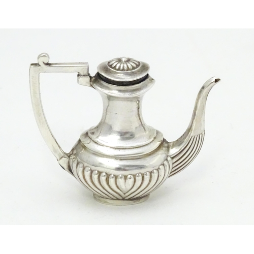 446 - A silver miniature coffee pot hallmarked Birmingham 1988, maker Peter John Doherty. Approx. 1 1/2