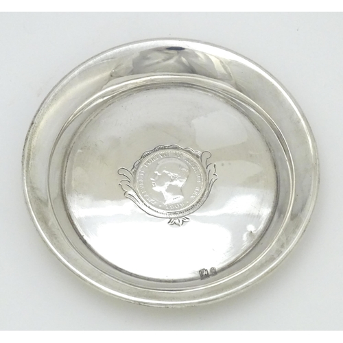 453 - A Portuguese silver dish with inset coin decoration dated 1909. Approx. 4