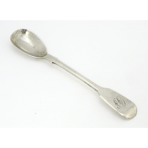 469 - A Victorian silver Fiddle pattern mustard spoon, hallmarked London 1839, maker RW. Approx. 4 3/4