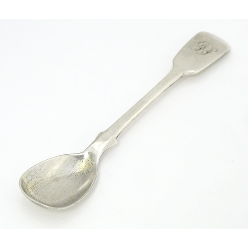 469 - A Victorian silver Fiddle pattern mustard spoon, hallmarked London 1839, maker RW. Approx. 4 3/4