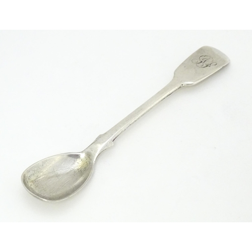 469 - A Victorian silver Fiddle pattern mustard spoon, hallmarked London 1839, maker RW. Approx. 4 3/4