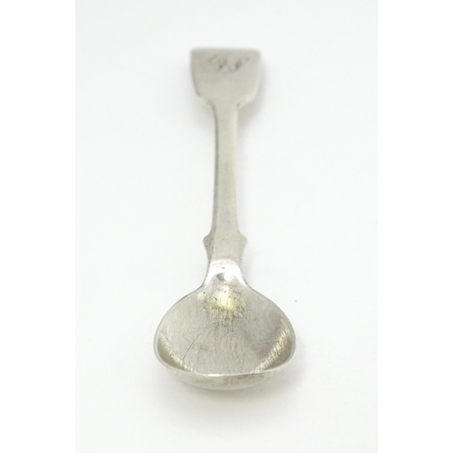 469 - A Victorian silver Fiddle pattern mustard spoon, hallmarked London 1839, maker RW. Approx. 4 3/4