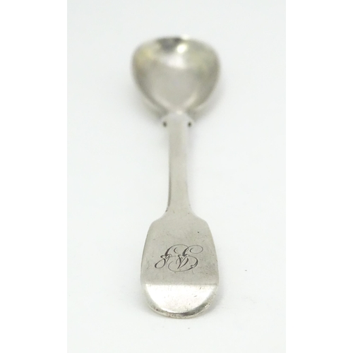 469 - A Victorian silver Fiddle pattern mustard spoon, hallmarked London 1839, maker RW. Approx. 4 3/4