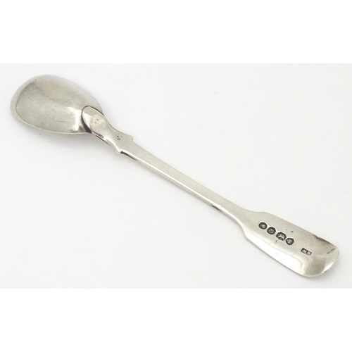 469 - A Victorian silver Fiddle pattern mustard spoon, hallmarked London 1839, maker RW. Approx. 4 3/4