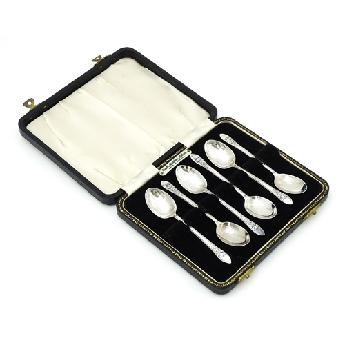 540 - A set of six silver coffee spoons hallmarked Birmingham 1948. Cased. Spoons approx. 4