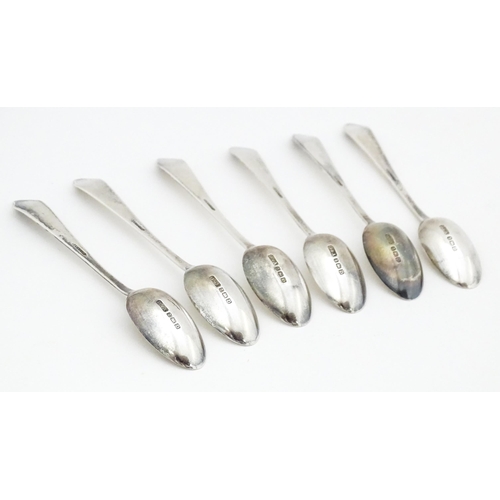 541 - A set of six silver coffee spoons hallmarked Birmingham 1928, maker Daniel & Arter. Cased. Spoons ap... 