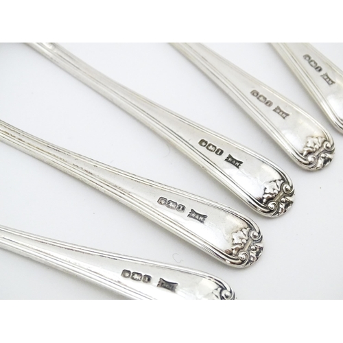 543 - A set of six silver teaspoons and sugar tongs en suite hallmarked Sheffield 1928, maker Walker & Hal... 