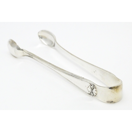 543 - A set of six silver teaspoons and sugar tongs en suite hallmarked Sheffield 1928, maker Walker & Hal... 