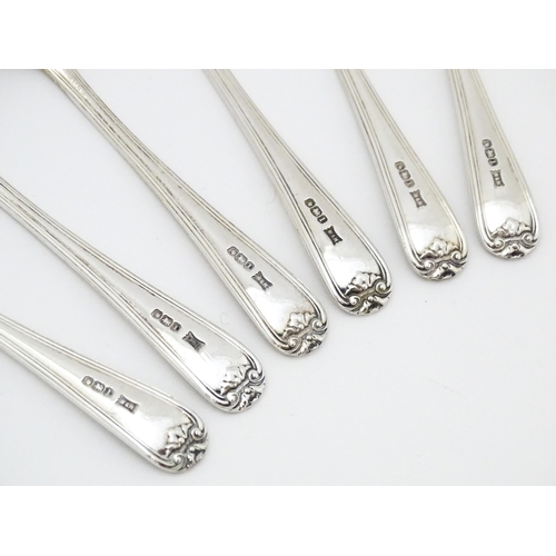 543 - A set of six silver teaspoons and sugar tongs en suite hallmarked Sheffield 1928, maker Walker & Hal... 