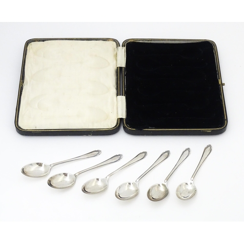 550 - A set of six silver teaspoons hallmarked Sheffield 1931, maker James Deakin & Sons. Cased. Spoons ap... 