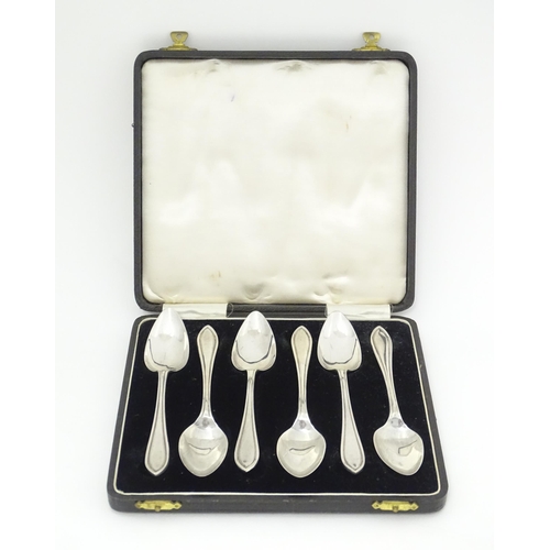 552 - A set of six silver grapefruit spoons hallmarked Sheffield 1939, maker Viner's Ltd. Cased. Spoons ap... 