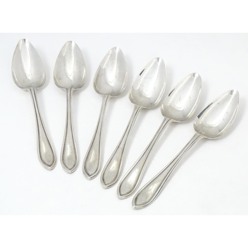 552 - A set of six silver grapefruit spoons hallmarked Sheffield 1939, maker Viner's Ltd. Cased. Spoons ap... 