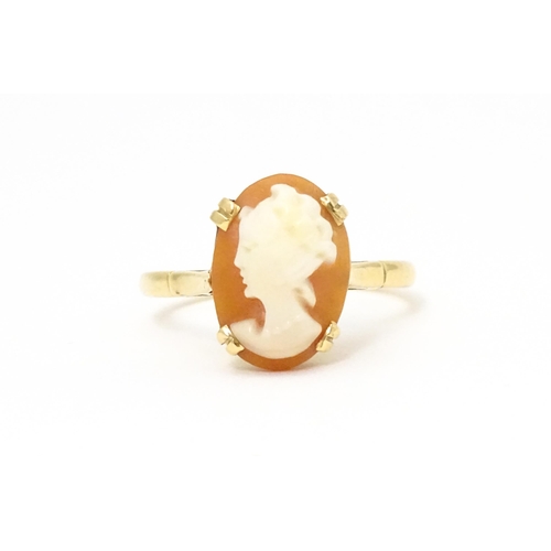 567 - A 9ct gold ring set with cameo. Ring size approx. O.