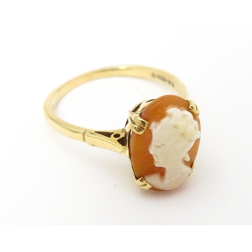 567 - A 9ct gold ring set with cameo. Ring size approx. O.