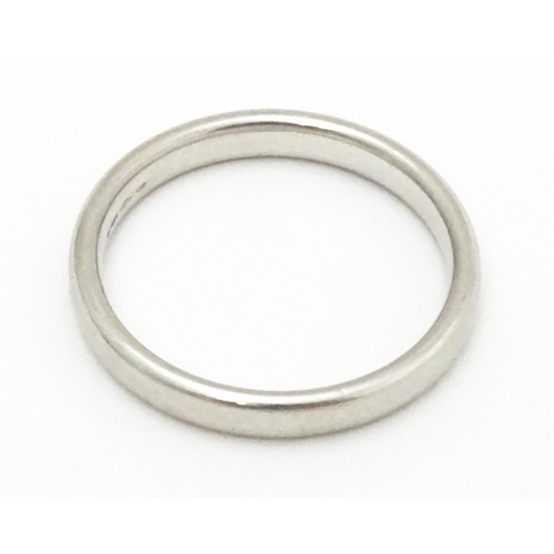 589 - A platinum ring. Ring size approx. O