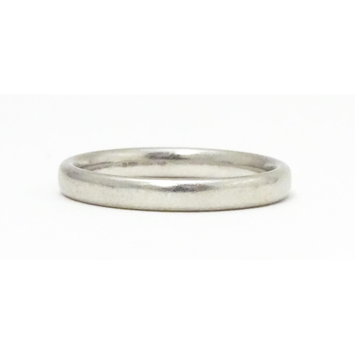 589 - A platinum ring. Ring size approx. O