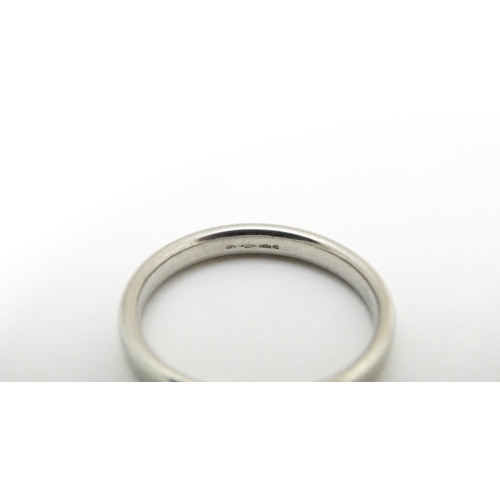 589 - A platinum ring. Ring size approx. O