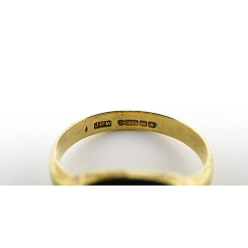 615 - Masonic / Freemasonry Interest: A 9ct gold Masonic swivel ring, the central rotating section with en... 