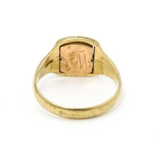 615 - Masonic / Freemasonry Interest: A 9ct gold Masonic swivel ring, the central rotating section with en... 