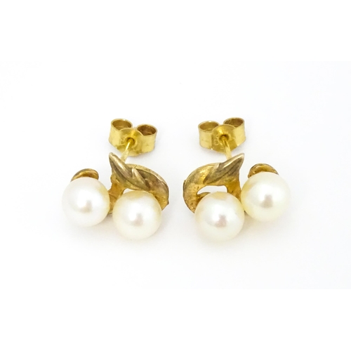 658 - A pair of 9ct gold stud earrings with double pearl detail. Approx. 1/2