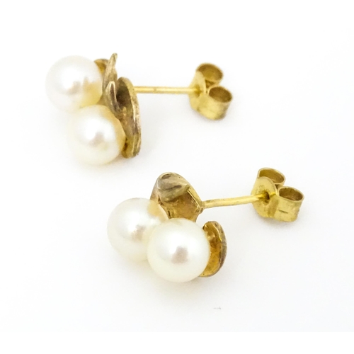 658 - A pair of 9ct gold stud earrings with double pearl detail. Approx. 1/2