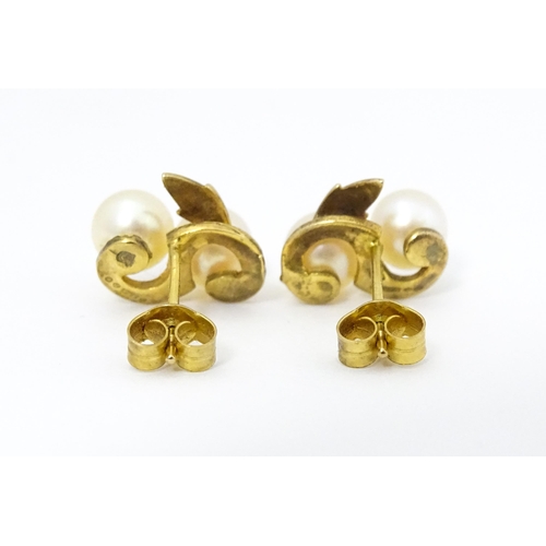 658 - A pair of 9ct gold stud earrings with double pearl detail. Approx. 1/2