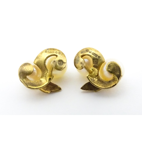 658 - A pair of 9ct gold stud earrings with double pearl detail. Approx. 1/2