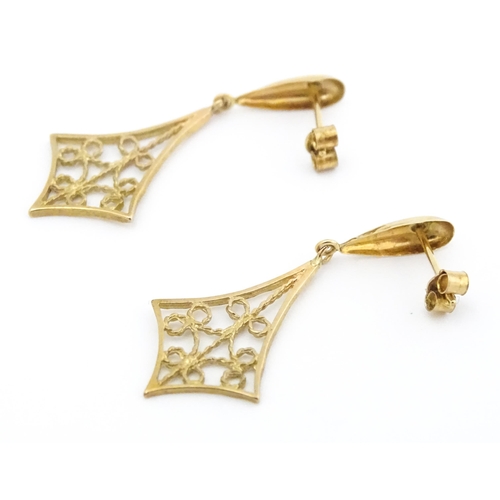 668 - A pair of 9ct gold drop earrings with filigree decoration. Approx 1 1/4