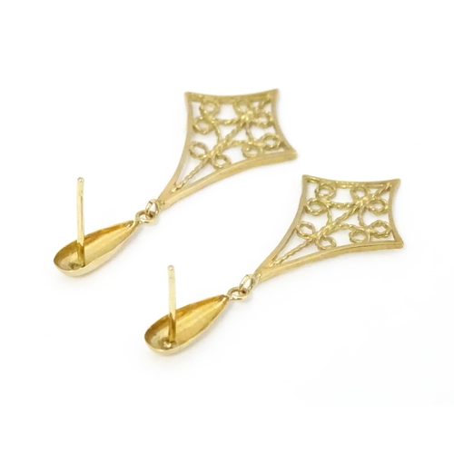 668 - A pair of 9ct gold drop earrings with filigree decoration. Approx 1 1/4