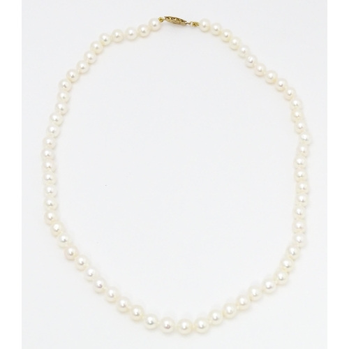 671 - A pearl necklace with 9ct gold clasp. Approx 18