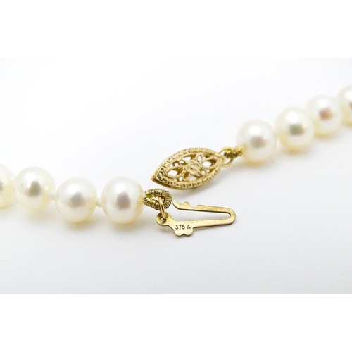 671 - A pearl necklace with 9ct gold clasp. Approx 18