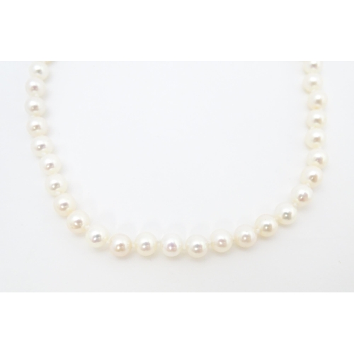 671 - A pearl necklace with 9ct gold clasp. Approx 18