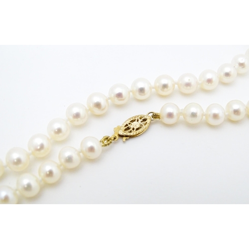 671 - A pearl necklace with 9ct gold clasp. Approx 18