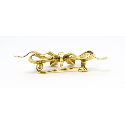 672 - A 15ct gold brooch of bow form. Approx 1 1/2