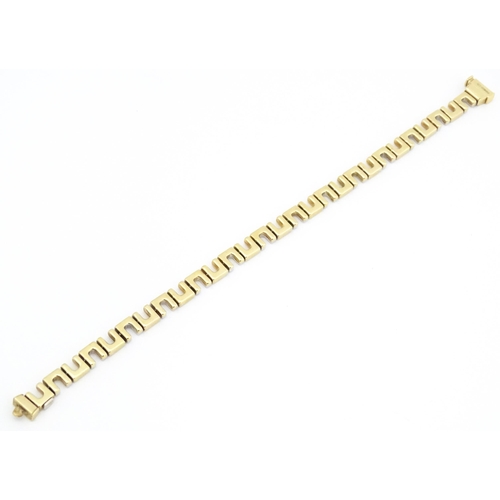 684 - A 9ct gold bracelet approx. 7 1/2