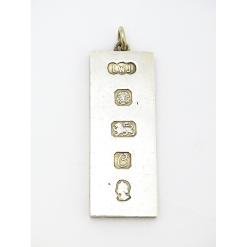 761 - A silver pendant of ingot form hallmarked Sheffield 1977 with silver Jubilee mark, maker LWJ. Approx... 