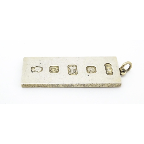 761 - A silver pendant of ingot form hallmarked Sheffield 1977 with silver Jubilee mark, maker LWJ. Approx... 