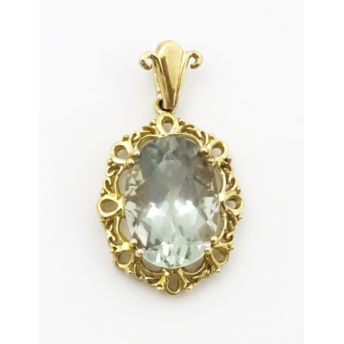 636 - A 9ct gold pendant set with an oval aquamarine to centre. Approx. 1