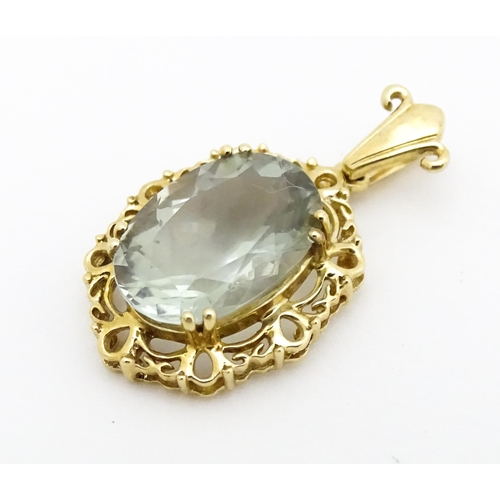 636 - A 9ct gold pendant set with an oval aquamarine to centre. Approx. 1