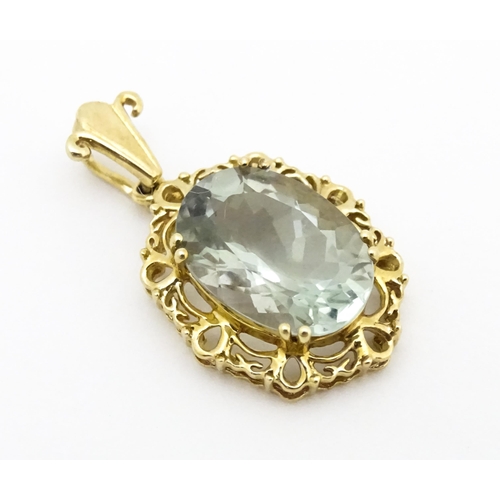 636 - A 9ct gold pendant set with an oval aquamarine to centre. Approx. 1