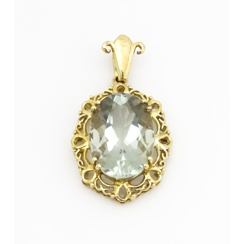 636 - A 9ct gold pendant set with an oval aquamarine to centre. Approx. 1