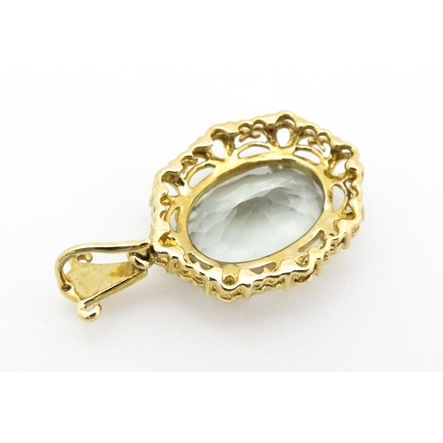 636 - A 9ct gold pendant set with an oval aquamarine to centre. Approx. 1