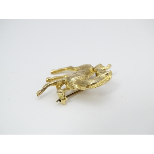 650 - A 9ct gold brooch modelled as a prancing horse / pony. Approx. 1 1/2