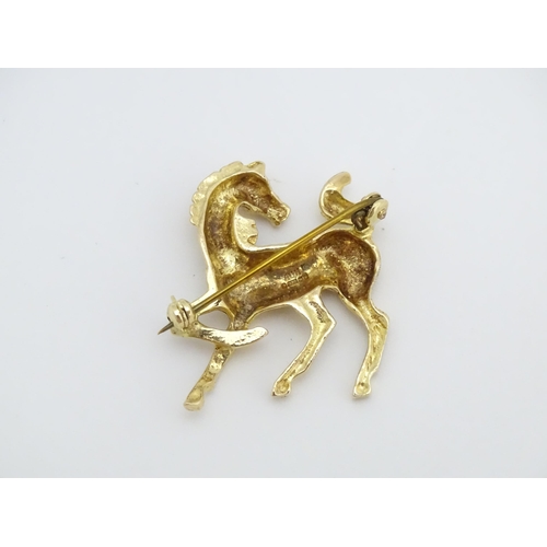 650 - A 9ct gold brooch modelled as a prancing horse / pony. Approx. 1 1/2