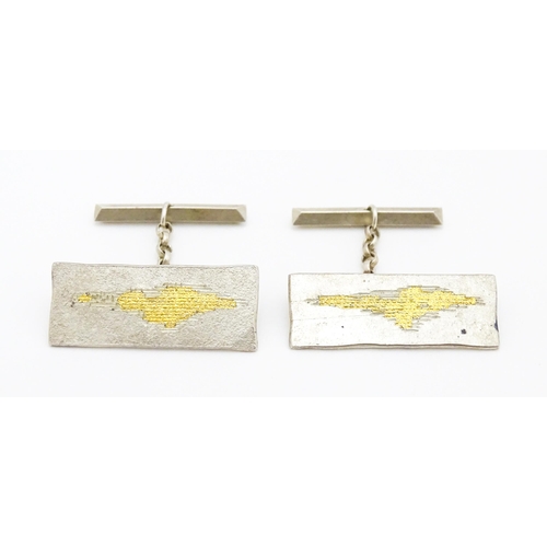 750 - A pair of Elizabeth II silver cufflinks with gilt detail hallmarked London 1984, maker AV. Approx. 1... 