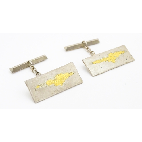 750 - A pair of Elizabeth II silver cufflinks with gilt detail hallmarked London 1984, maker AV. Approx. 1... 