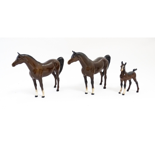 140 - Two Royal Doulton brown horses and a brown foal. Largest approx. 6 1/2