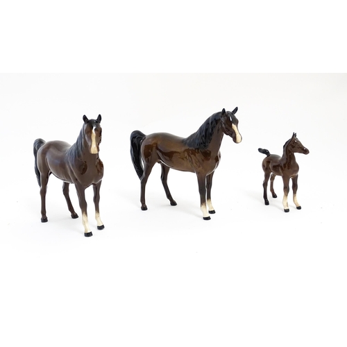 140 - Two Royal Doulton brown horses and a brown foal. Largest approx. 6 1/2