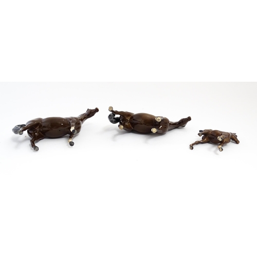 140 - Two Royal Doulton brown horses and a brown foal. Largest approx. 6 1/2